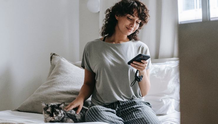 Ragazza felice mentre guarda il telefono